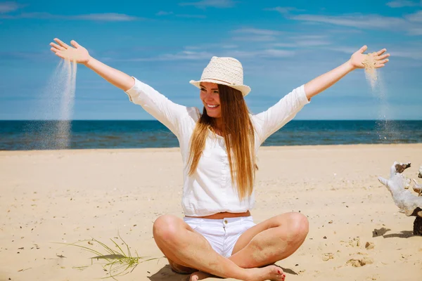 Szczęśliwa kobieta na plaży latem. — Zdjęcie stockowe