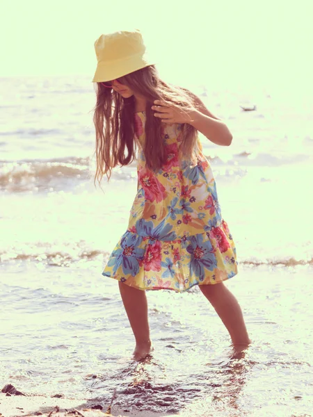 Девочка, гуляющая по пляжу в море. Веселье . — стоковое фото