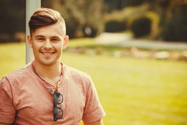 Sorrindo menino desfrutando parque . — Fotografia de Stock