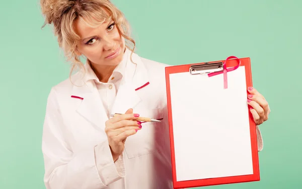 Dokter weergegeven: map met roze lint door pen. — Stockfoto