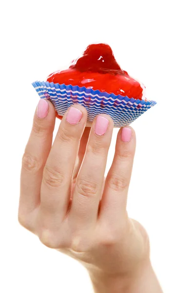 Mulher segura bolo de morango cupcake na mão — Fotografia de Stock
