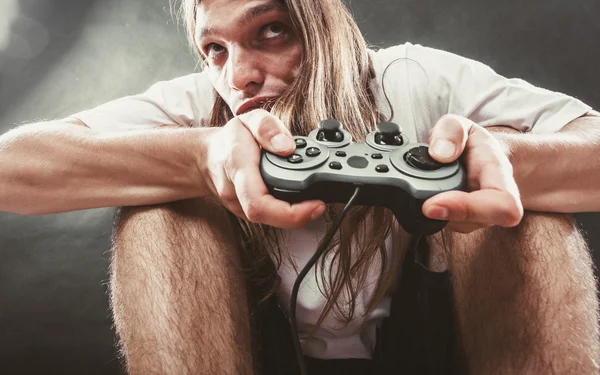 Mężczyzna gracz skupić się na gry — Zdjęcie stockowe