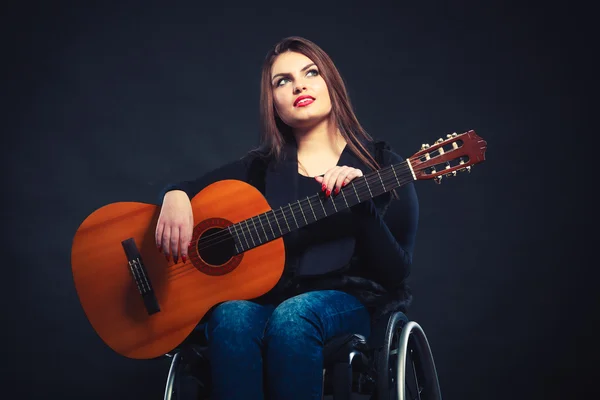 Handicapped girl holding guitar. — Stock Photo, Image