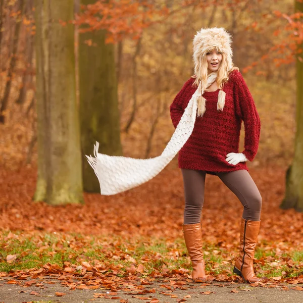 Mode vrouw in winderige val herfst park forest. — Stockfoto