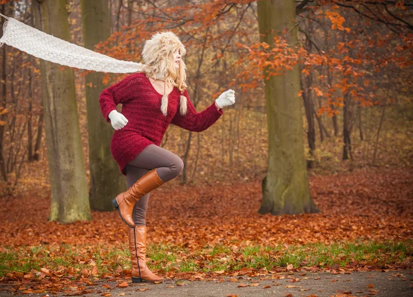 Donna di moda in esecuzione in autunno foresta parco. — Foto Stock