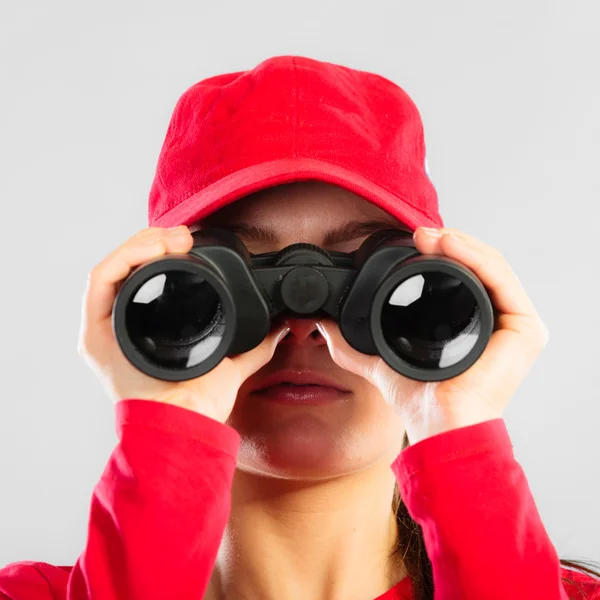 Sauveteur en service regardant à travers binoculaire — Photo