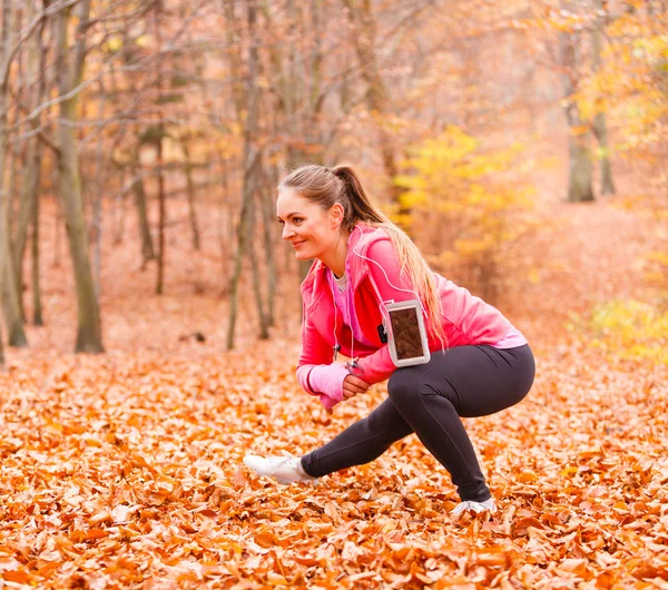 Fit girl doing stretching outdoor. — Stock Photo, Image