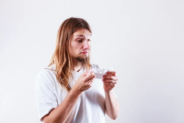 Homem com tecido higiênico — Fotografia de Stock