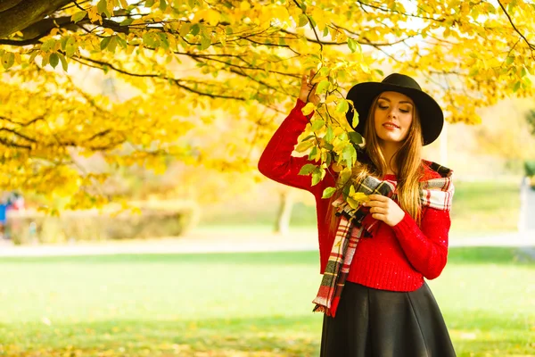 Donna in piedi accanto all'albero . — Foto Stock