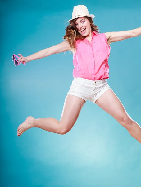 Summer woman in straw hat jumping — Stock Photo, Image