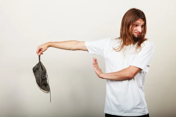 Homem com sapato fedorento — Fotografia de Stock