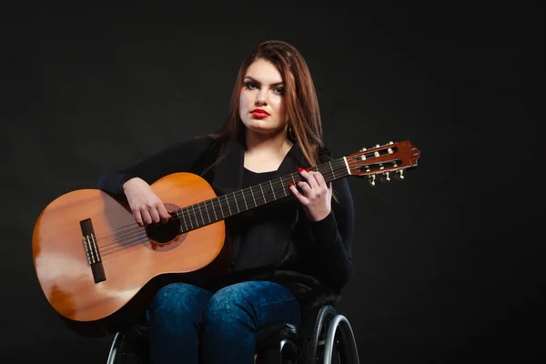 Disabled girl playing guitar. — Stock Photo, Image