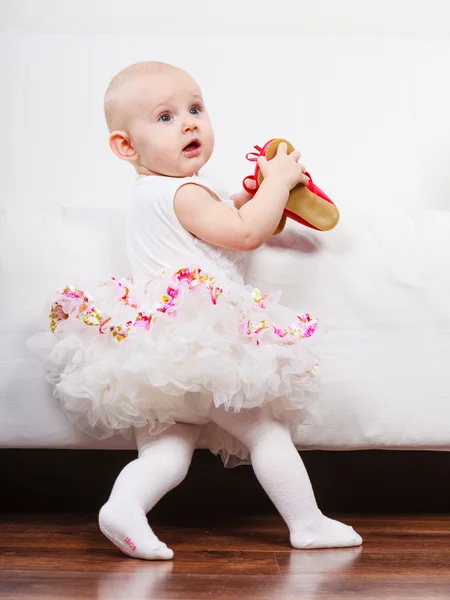 Kleines Mädchen mit roten Schuhen — Stockfoto