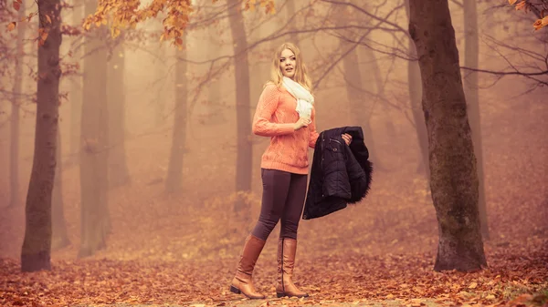 Mujer perdida niebla otoño parque buscando dirección . — Foto de Stock