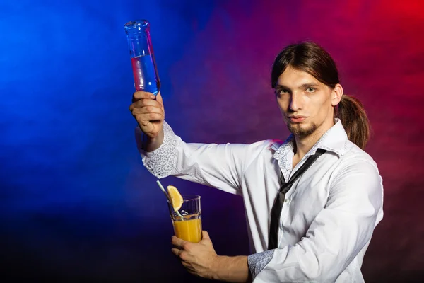 Barman mostrando suas habilidades . — Fotografia de Stock