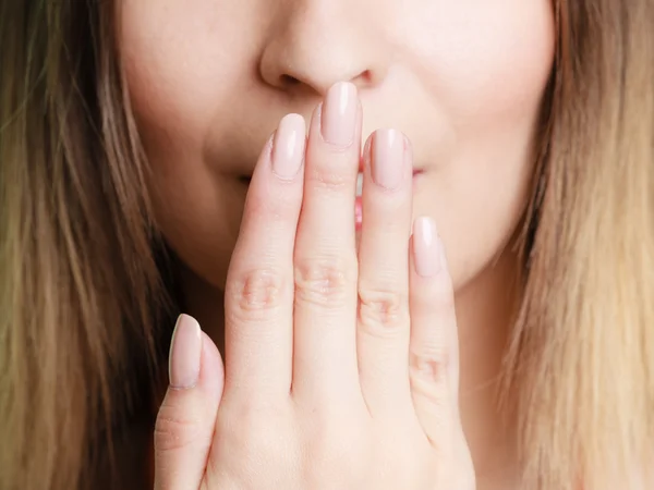 Parte del viso donna che copre la bocca con la mano — Foto Stock