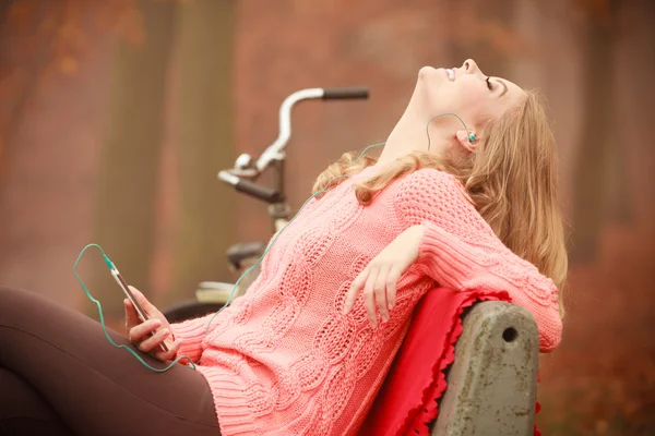 Jonge vrouw met mobiele telefoon. — Stockfoto