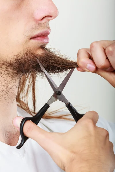 Man skär hans skägg — Stockfoto
