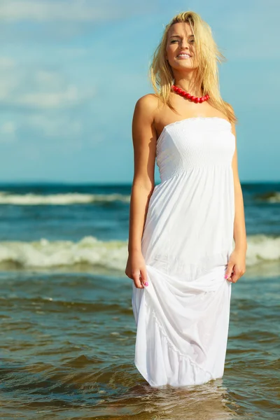 Młoda kobieta, chłodzenie na plaży. — Zdjęcie stockowe
