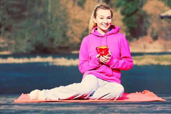 Mädchen im Park hält Tasse. — Stockfoto