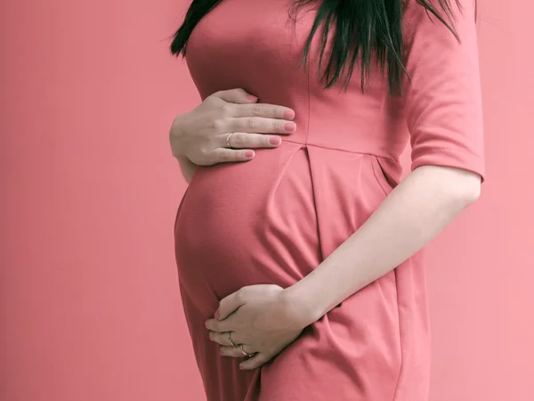 Крупный план на животе беременной женщины — стоковое фото