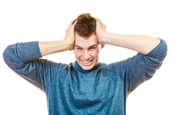 Closeup homem estressado mantém a cabeça com as mãos — Fotografia de Stock