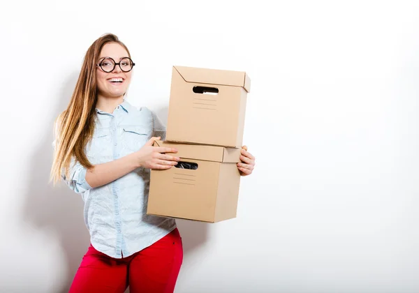 Mujer feliz mudándose a la casa llevando cajas . — Foto de Stock