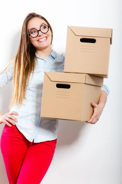 Happy woman moving into house carrying boxes. — Stock Photo, Image