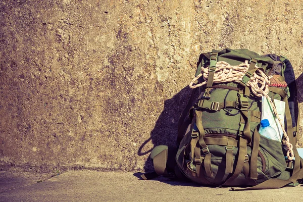 Senderismo mochila equipo de camping al aire libre en la pared grunge — Foto de Stock