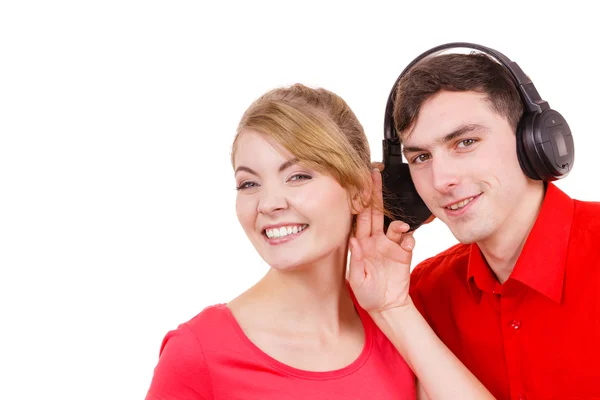 Couple deux amis avec écouteurs écoutant de la musique — Photo