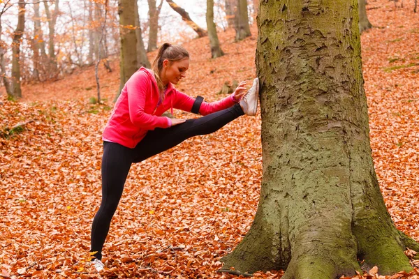 Ragazza dinamica che si estende nella foresta . — Foto Stock