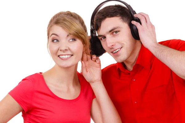 Couple deux amis avec écouteurs écoutant de la musique — Photo