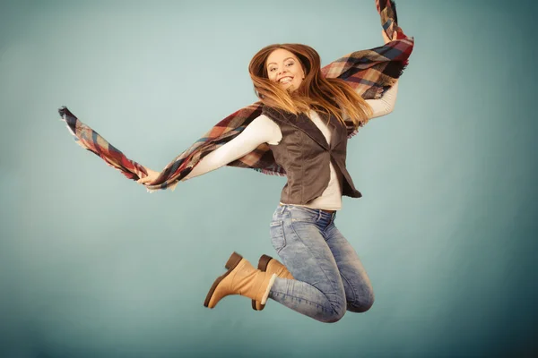 Atractiva mujer está saltando . — Foto de Stock