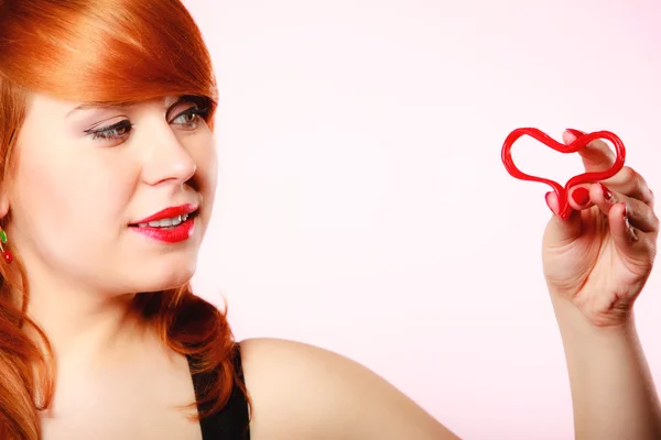 Sevgililer günü kırmızı kalp aşk sembolü taşıyan bir kız. Sevgililer Günü. — Stok fotoğraf