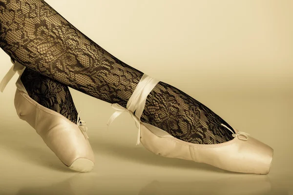 Kobieta nogi tancerka w baletnicy buty — Zdjęcie stockowe