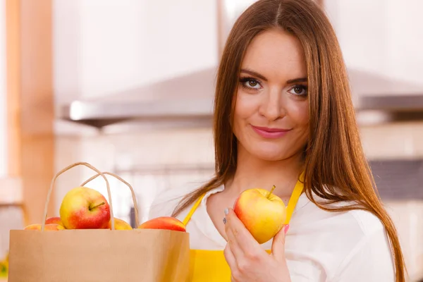 Mulher dona de casa na cozinha com muitos frutos — Fotografia de Stock