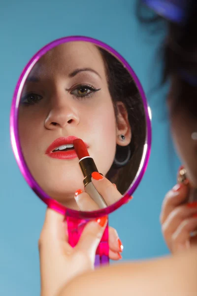 Mujer aplicando lápiz labial rojo — Foto de Stock