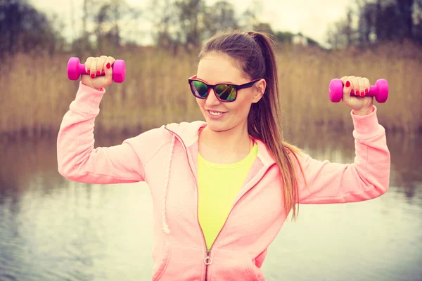 Woman exercising with dumbbells outdoor — Stock Photo, Image