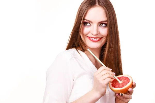 Женщина держит грейпфрут питьевой сок из фруктов — стоковое фото