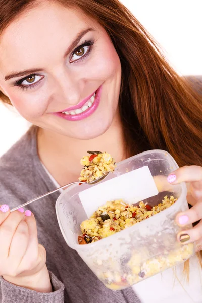 女性は、ドライ フルーツ入りのオートミールを食べる。ダイエット — ストック写真