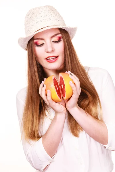 Woman holds two halfs of grapefruit citrus fruit in hands — Stock Photo, Image