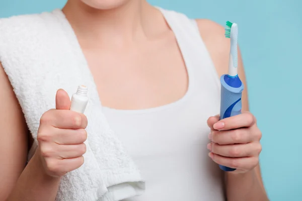 Jong meisje met tandpasta en een tandenborstel. — Stockfoto