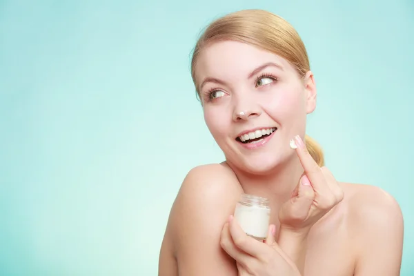 Mulher aplicando creme no rosto da pele . — Fotografia de Stock