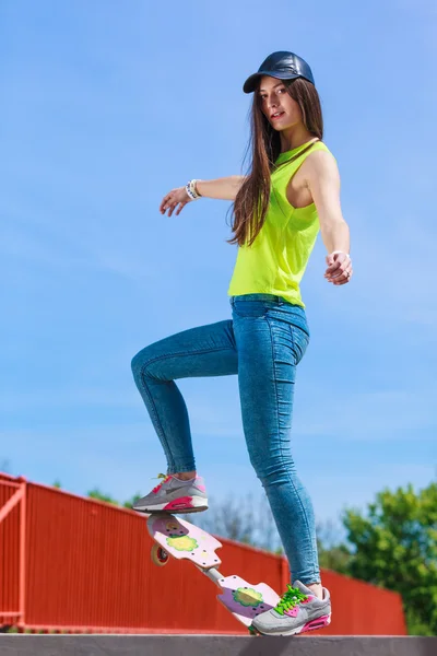 ティーン女の子スケーター乗馬スケートボード上の通り. — ストック写真