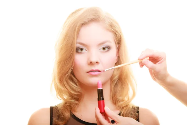 Maquillage. Femme appliquant rouge à lèvres rouge avec brosse — Photo