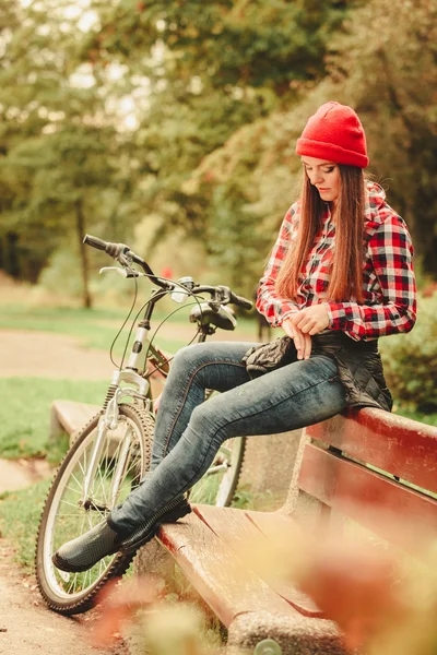 Meisje ontspannen in de herfst park met de fiets. — Stockfoto