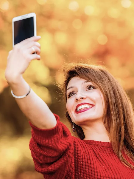 여 자가 자기를 복용 스마트폰 카메라 야외 selfie 포토 — 스톡 사진