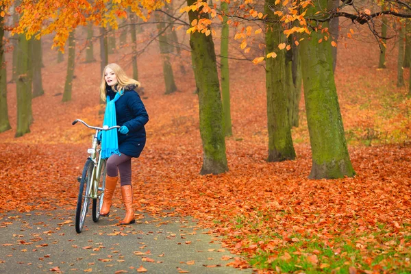 Aktywna kobieta jazdy konnej rower w parku jesień. — Zdjęcie stockowe