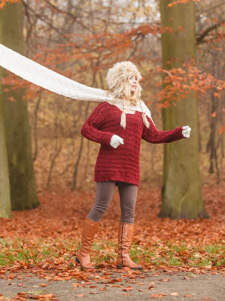 Mulher de moda no vento queda outono parque floresta . — Fotografia de Stock