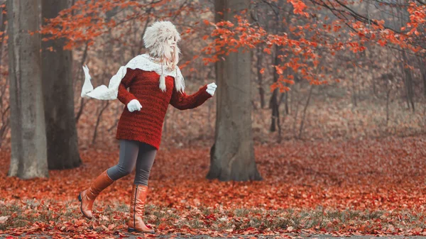 Donna di moda in esecuzione in autunno foresta parco. — Foto Stock